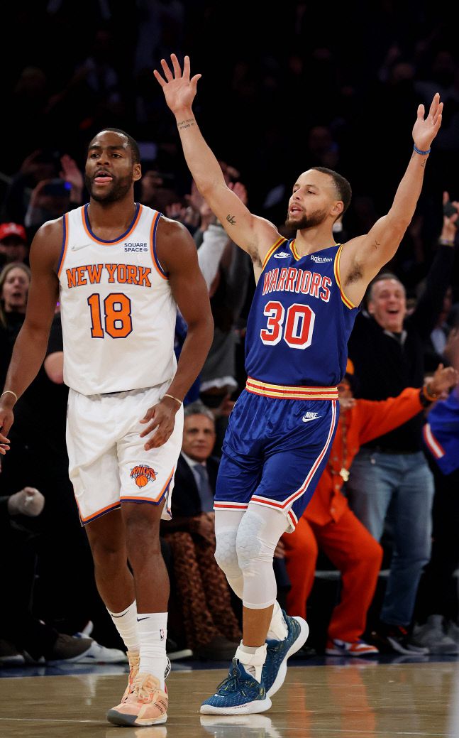 15일 메디슨 스퀘어가든에서 벌어진 뉴욕 닉스와의 1쿼터에 2번째 3점슛을 성공해 레이 알렌의 기록을 경신한 골든스테이트 워리어스 스테펀 커리가 두 손을 들어 환호하고 있다. 뉴욕|AFP연합뉴스