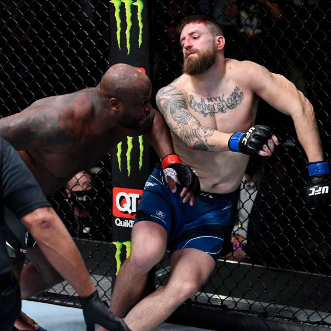 루이스(왼쪽)의 강력한 어퍼컷에 다우카우스가 쓰러지고 있다. 사진제공 | UFC