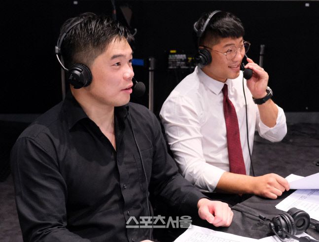 김대환 대푝 권아솔(오른쪽)과 함께 ARC 002에서 해설을 하고 있다. 사진제공 | 로드FC