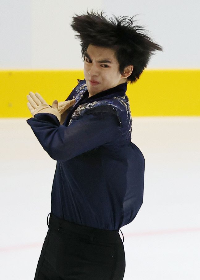 차준환이 9일 오후 의정부빙상장에서 2022 베이징 동계올림픽 국가대표 선발전을 겸해 열린 ‘KB금융 코리아 피겨스케이팅 챔피언십 2022’ 대회 3일차 시니어 남자 싱글 프리 스케이팅 경기에서 첫 번째 과제인 쿼드러플(4회전) 토루프 점프를 하고 있다. 의정부 | 연합뉴스