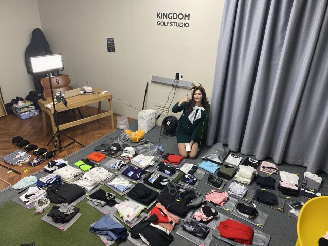 지난해 연말 진행한 고경민의 애장품 경매 모습. 제공=갤럭시아SM