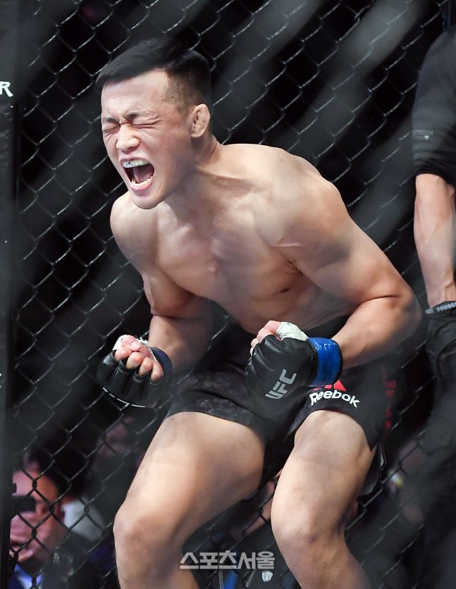 2019년 12월에 열린 ‘UFC 파이트 나이트 부산’에서 정찬성이 전 라이트급 챔피언 프랭키 에드가를 KO로 꺾고 기뻐하고 있다. 이주상기자 rainbow@sportsseoul.com