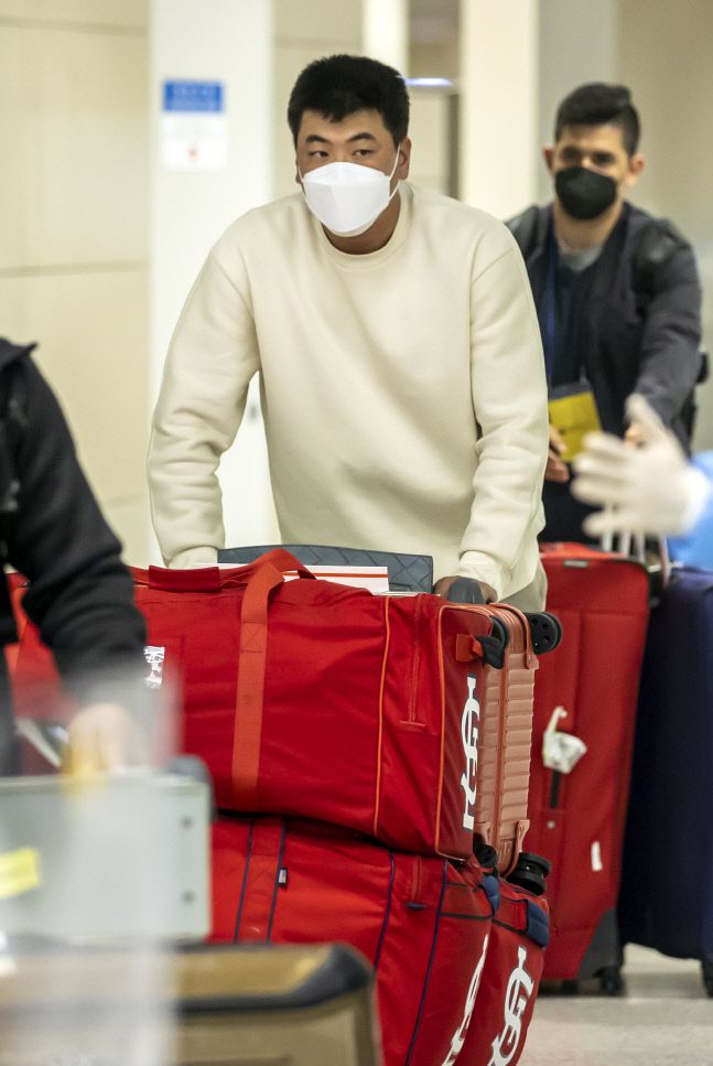 메이저리그 두 번째 시즌을 마친 왼손 투수 김광현이 지난해 10월 11일 오후 인천국제공항 2터미널 입국장을 통해 귀국하고 있다. 연합뉴스
