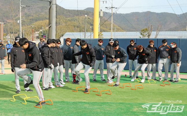 한화 투수들이 2일 거제 하청스포츠타운에서 열린 2022 스프링캠프에서 몸을 풀고 있다. 제공|한화 이글스