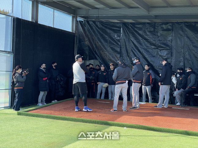류현진(가운데)이 6일 거제 하청스포츠타운에서 불펜 피칭을 마친 뒤 선수단과 이야기 하고 있다. 거제|스포츠서울 최민우 miru0424@sportsseoul.com