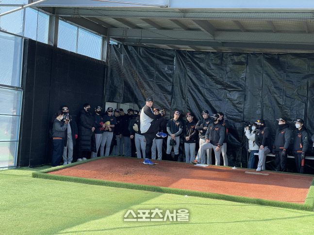 류현진(가운데)이 6일 거제 하청스포츠타운에서 불펜 피칭을 하자 한화 선수들이 모여들었다. 거제|스포츠서울 최민우 miru0424@sportsseoul.com
