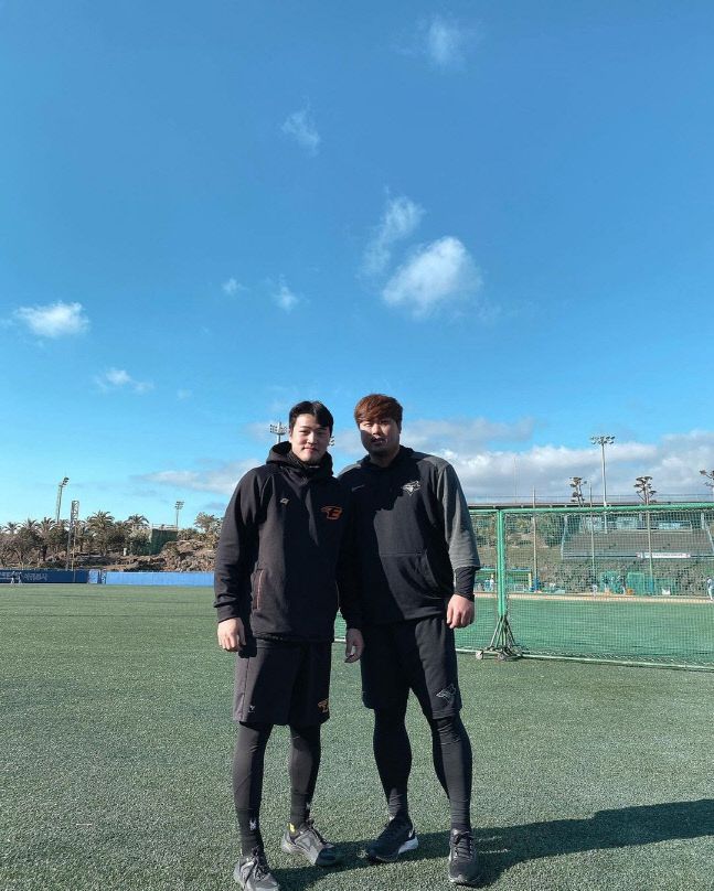 한화 김기탁(왼쪽)이 류현진과 함께 제주에서 훈련하고 있다. 출처|김기탁 SNS