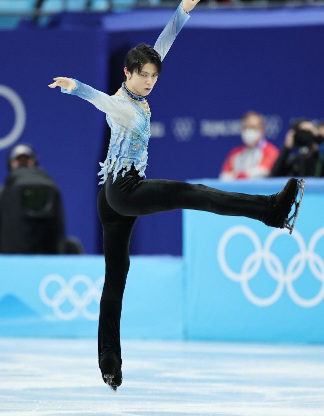 일본의 하뉴 유즈루가 8일 중국 베이징 캐피탈 실내 경기장에서 열린 2022 베이징 동계올림픽 피겨스케이팅 남자 싱글 쇼트 프로그램에서 연기를 펼치고 있다. 베이징 | 연합뉴스