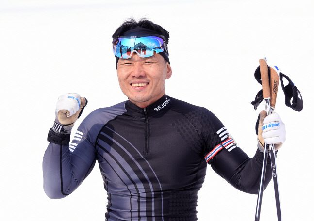 신의현이 13일 강원도 평창 알펜시아리조트에서 열린 제19회 전국장애인동계체육대회 선수부 남자 바이애슬론 스프린트 4.5km(좌식) 경기에서 금메달을 딴 뒤 기뻐하고 있다. 제공|대한장애인체육회