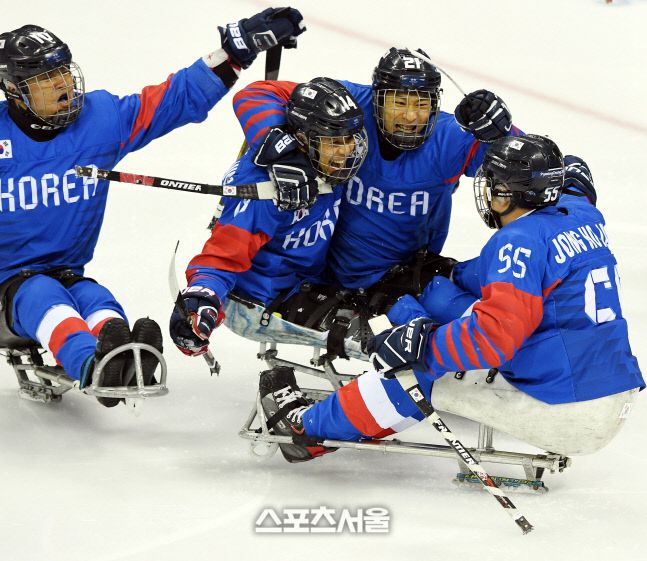 장애인 아이스하키 대표팀이 지난 2018 평창 동계패럴림픽에서 골을 넣은 뒤 기뻐하고 있다.  스포츠서울DB