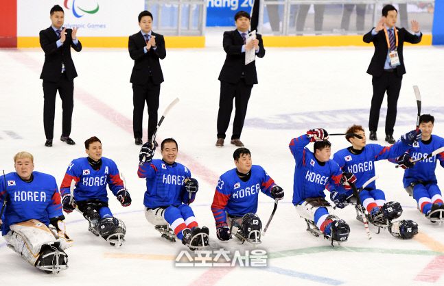 장애인 아이스하키 대표팀이 지난 2018 평창 동계패럴림픽 일본과 예선전에서 승리한 뒤 관중들에게 인사하고 있다.  스포츠서울DB