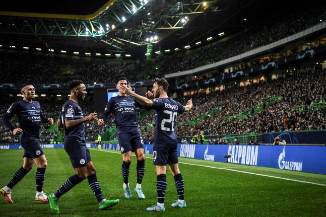 맨체스터 시티의 베르나르두 실바(오른쪽)가 스포르팅 리스본과의 경기에서 골을 넣은 뒤 동료들의 축하를 받고 있다. 리스본|AFP 연합뉴스