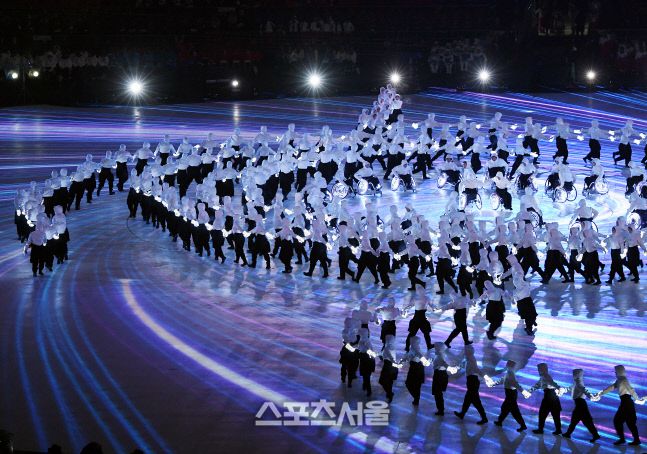 지난 2018년 3월 9일 강원도 평창올림픽스타디움에서 진행된 2018 평창 동계 패럴림픽 개막식에서 개막 공연이 펼쳐지고있다.  스포츠서울DB