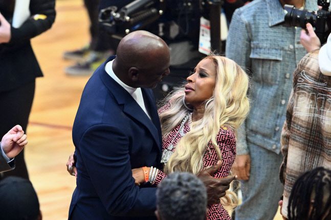 21일 클리블랜드 로킷 모기지 필드하우스에서 벌어진 제 71회 올스타게임에서 농구 황제 마이클 조던과 올 슈퍼볼 하프타임쇼 출연자인 힙합가수 매리 J 브라이지가 코트에서 만나 대화하고 있다. 클리블랜드|AFP연합뉴스