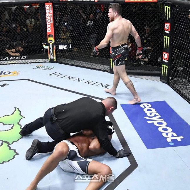 짐 밀러가 니콜라스 몰타를 꺾고 의기양양하게 케이지를 돌고 있다. 사진제공 | UFC