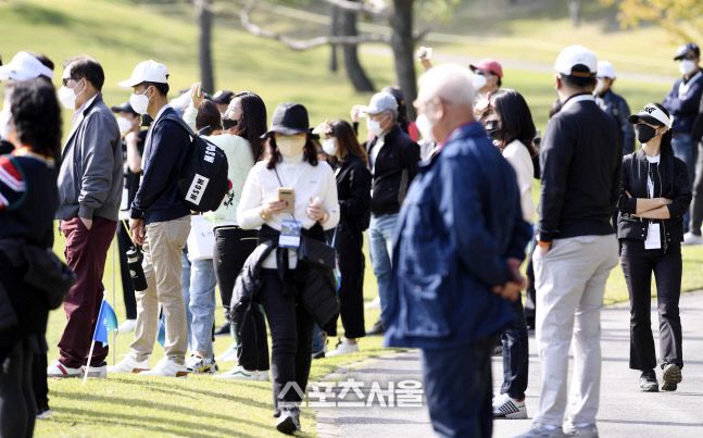 갤러리들이 경기를 지켜보고 있다. 이주상기자 rainbow@sportsseoul.com