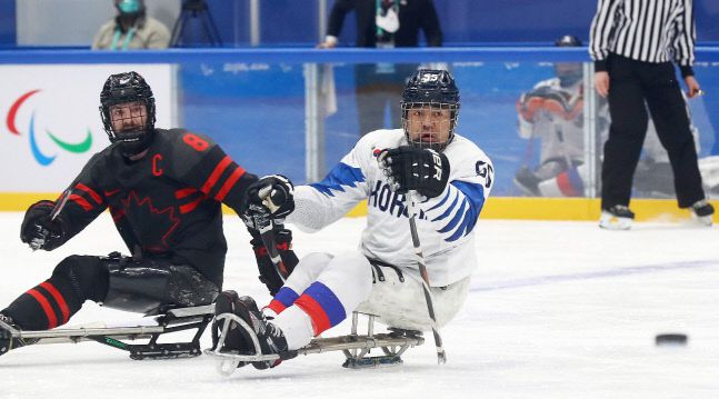 파라아이스하키 대한민국 주장 장종호(오른쪽)와 캐나다 주장 타일러 맥거리거. 제공|대한장애인체육회