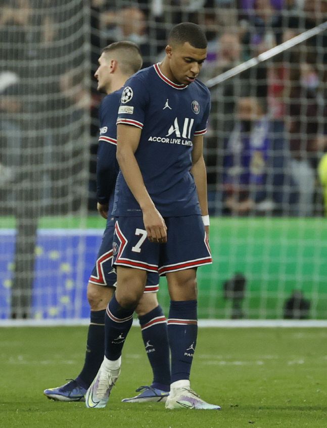 파리 생제르맹의 킬리언 음바페가 8강행 좌절 뒤 침통해 하고 있다. 마드리드| EPA 연합뉴스