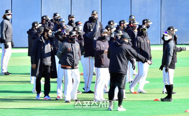 류현진이 한화이글스의 전지훈련 캠프가 진행중인 하청스포츠타운에서 3일 합류해 첫훈련을 한화선수들과 소화하고 있다. 2022.02.03.거제 | 강영조기자kanjo@sportsseoul.com