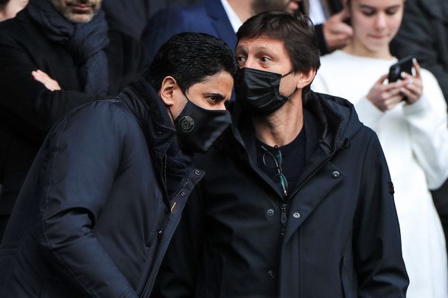 챔피언스리그 16강 탈락으로 사임 압력까지 받고 있는 파리 생제르맹의 나세르 알 켈라이피(왼쪽) 회장과 레오나르두 스포르팅 디렉터가 이날 경기 중 뭔가 속삭이고 있다. 파리|EPA 연합뉴스