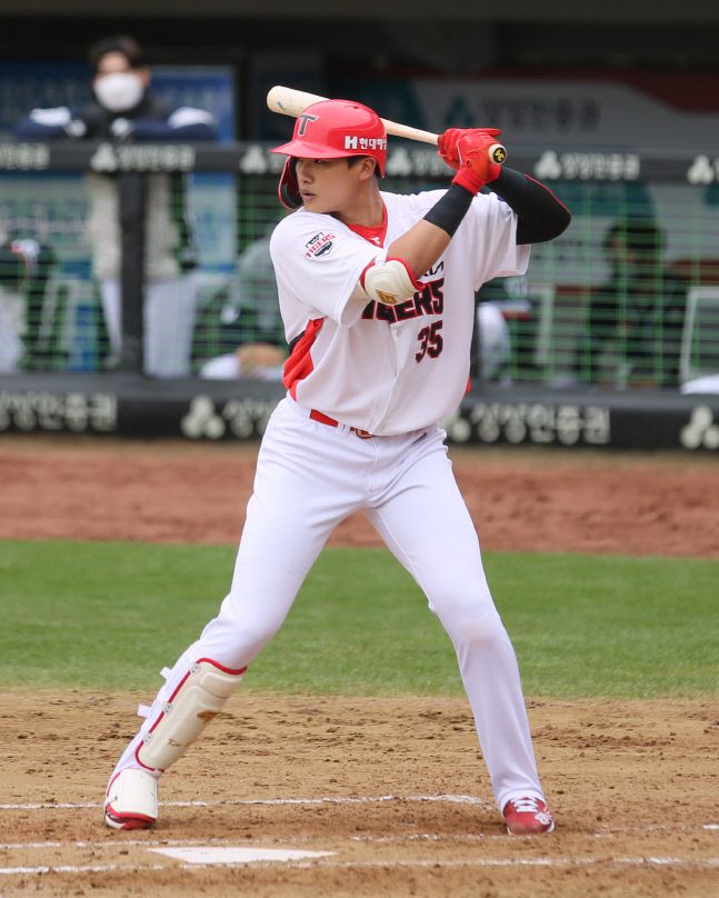 KIA 김석환은 타격 준비 자세에서 이미 파워포지션을 만든 상태로 투수를 맞이한다. 제공=KIA 타이거즈