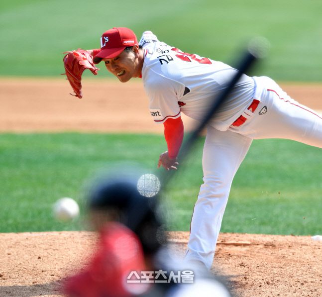 SSG 김광현이 지난 22일 인천SSG랜더스필드에서 열린 LG와 시범경기에 등판해 투구하고 있다.  문학 | 강영조기자kanjo@sportsseoul.com