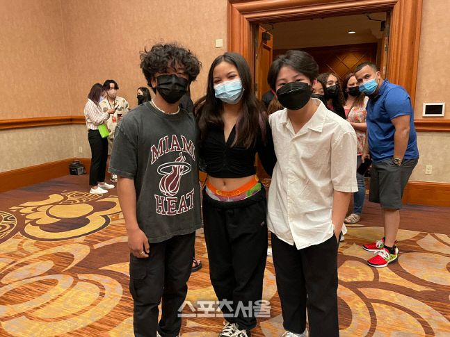 레이든(12·오른쪽)이 친구들과 함께 미국 라스베이거스에서 열린 ‘하이브 멀티 레이블 오디션’ 장소에서 촬영을 하고 있다.