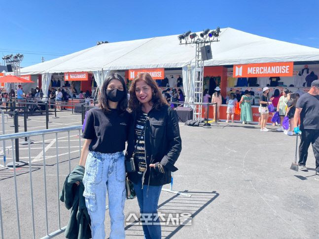 텍사스에서 온 모녀 조셋(50·오른쪽)과 메디나(17)아 방탄소년단 팝업스토어 판매 부스 앞에서 포즈를 취하고 있다.