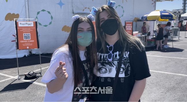 미국 유타주에서 방탄소년단의 첫날 공연을 보기 위해 라스베이거스를 방문한 브리(오른쪽)와 알리사.