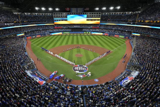 9일 토론토 블제이스 개막전 전광판에 러시아에 침공을 당한 우크라이나 국기를 비추고 있다. 토론토는 개막 2경기 로저스센터에 88,408명이 운집했다. 토론토(케나다)|AP연합뉴스