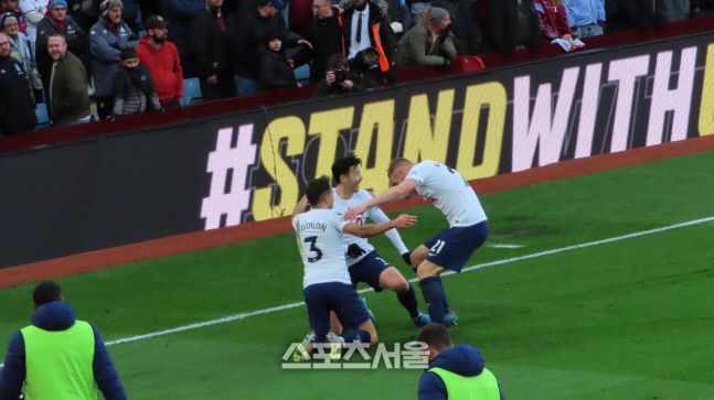손흥민이 해트트릭 작렬 후 동료들과 기뻐하과 있다. 버밍엄 | 장영민통신원