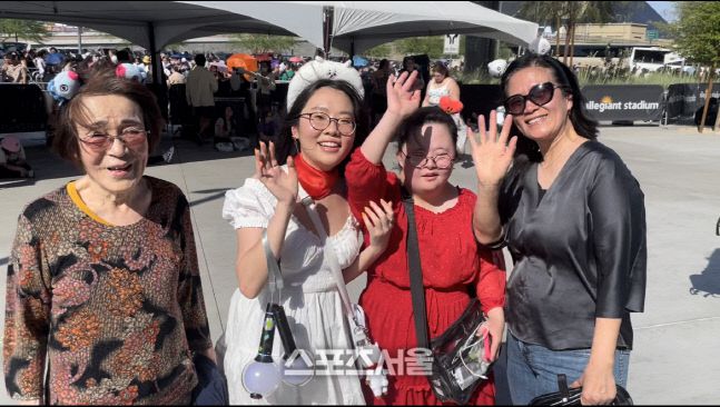 유타에서 온 한국계 미국인 3대 가족 황정혜(81·왼쪽부터), 이소희(18), 이주희(20), 조정숙(52)이 방탄소년단을 향해 인사를 건네고 있다.