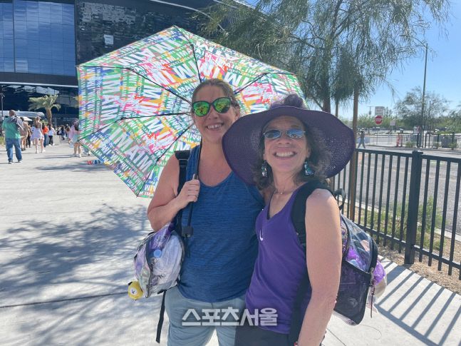 미국 애리조나에서 온 메리앤(61)과 신디(59)가 방탄소년단 라스베이거스 콘서트를 앞두고 환한 미소를 지었다.