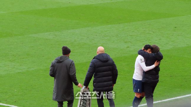 콘테 감독의 포옹을 받으며 교체되는 손흥민. 버밍엄 | 장영민통신원