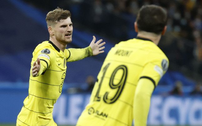 첼시의 티모 베르너(왼쪽)가 후반 30분 3-0으로 앞서는 골을 성공시킨 뒤 좋아하고 있다. 마드리드|EPA 연합뉴스