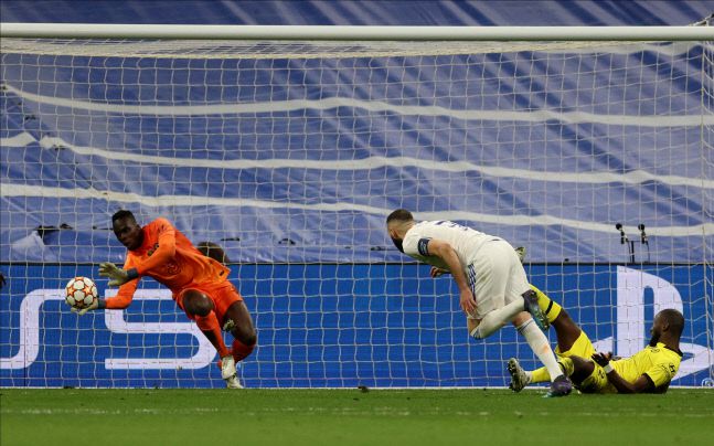 카림 벤제마가 연장 전반 6분 결정적인 헤딩골을 성공시키고 있다. 마드리드|로이터 연합뉴스