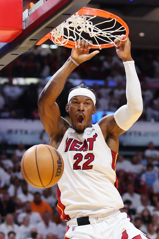 마이애미 히트 지미 버틀러가 애틀랜타 혹스와의 콘퍼런스 1라운드 2차전 후반전에 호쾌한 덩크슛을 꽂고 있다. 버틀러는 PO 역대 최다 45점을 작성했다. 마이애미(플로리다주)|AFP연합뉴스