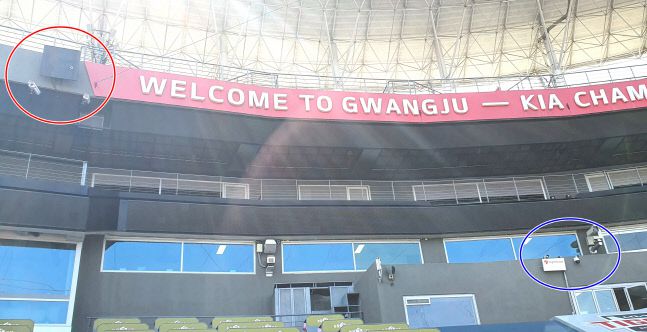 광주-KIA 챔피언스필드에는 국내 프로구단이 사용 중인 모든 트래킹 데이터 시스템이 설치 돼 있다. 좌측 상단의 빨간색 원안이 트랙맨(네모판)과 호크아이(카메라), 우측하단 파란색 원안이 플라이트스코프다. 광주 | 장강훈기자 zzang@sportsseoul.com