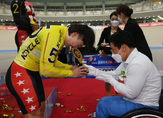 대상경륜 시상식에서 2016년 리우데자네이루 패럴림픽 핸드 사이클 은메달리스트인 이도연이 1위 시상자로 참석해 우승트로피를 전달하고 있다