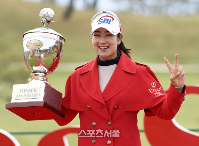 김아림이 우승트로피를 들고 기뻐하고 있다. 포천 = 이주상기자 rainbow@sportsseoul.com