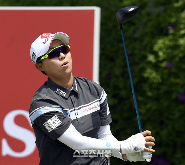 김효주가 샷을 한 후 공의 궤적을 살펴보고 있다. 포천 = 이주상기자 rainbow@sportsseoul.com