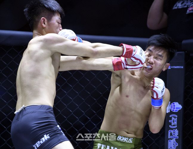 김민형과 위정원(오른쪽)이 펀치를 교환하고 있다. 대구 = 이주상기자 rainbow@sportsseoul.com