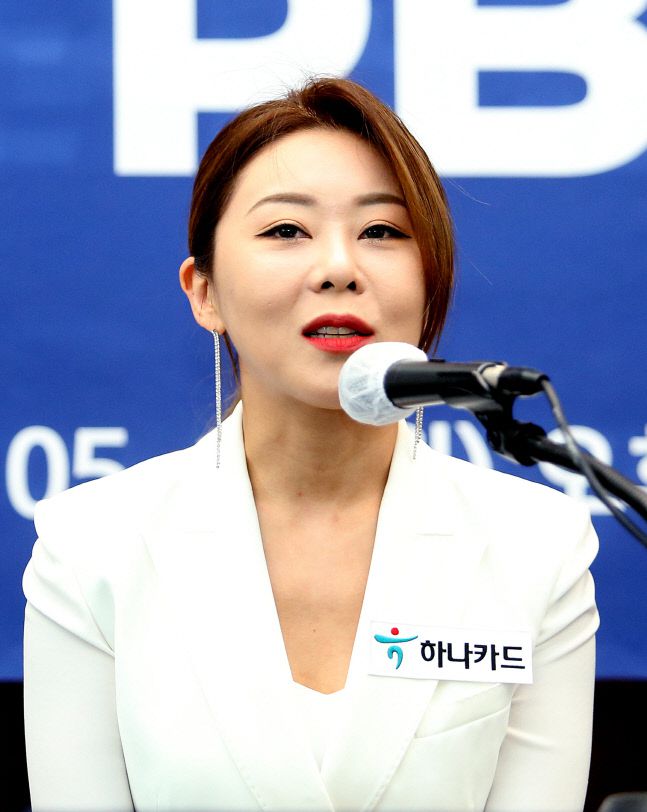 2022~2023시즌 프로당구협회(PBA) 팀리그 신생팀 하나원큐에 우선지명을 받은 김가영이 16일 서울 중구 프레스센터에서 열린 새 시즌 드래프트 직후 취재진 질문을 받고 있다. 제공 | PBA