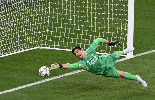 레알 골키퍼 티보 쿠르투아의 선방. 그는 이날 무려 9개의 세이브를 기록하며 ‘플레이어 오브 더 매치’로 선정됐다. 파리|EPA 연합뉴스