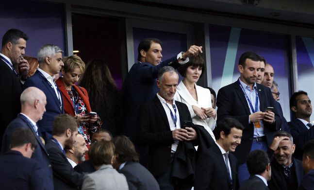 2022 프랑스오픈(롤랑가로스)에 출전중인 라파엘 나달(가운데)도 이날 결승전을 관전했다. 파리|EPA 연합뉴스