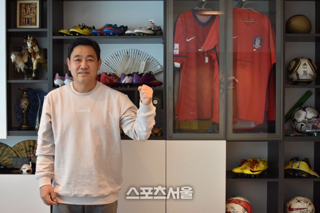 김성태 티알아이(TRI) 인터내셔널 대표가 최근 경기도 남양주시에 있는 자택에서 스포츠서울과 인터뷰한 뒤 포즈를 하고 있다. 남양주 | 김용일기자