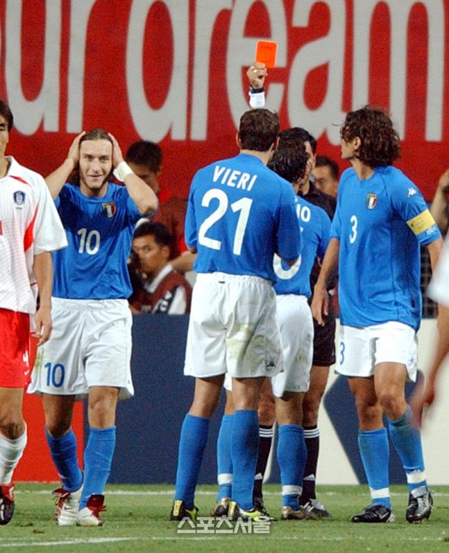 시뮬레이션 액션으로 퇴장하는 토티의 모습. 스포츠서울DB