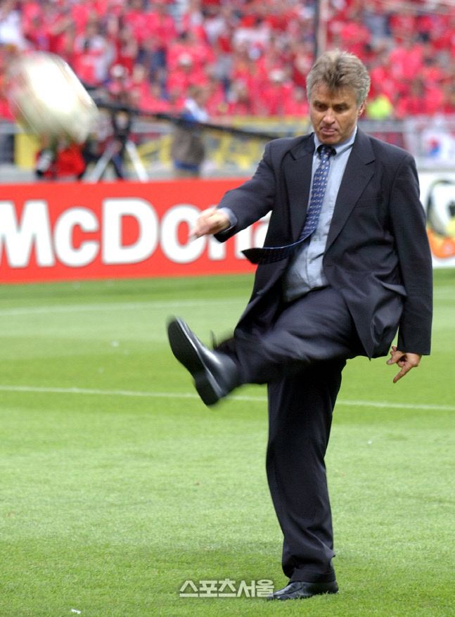 스페인전 직후 예고없던 히딩크 감독의 관중석 향한 볼 전달 세리머니.