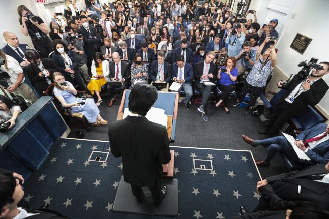 그룹 방탄소년단이 5월31일(현지시간)조 바이든 미국 대통령의 초청으로 미국 워싱턴의 백악관을 방문한 가운데, 기자회견장이 뜨거운 취재열기로 가득찼다. 워싱턴 | UPI 연합뉴스