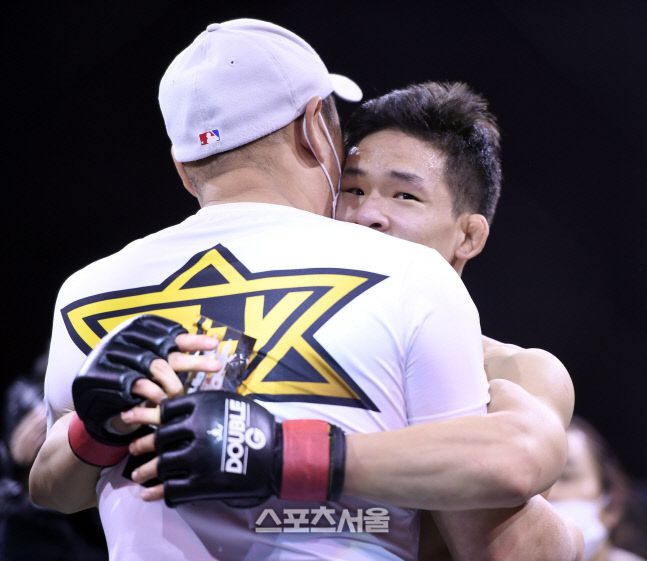 박현성이 지난해 12월 열린 더블지FC 플라이급 타이틀 결정전에서 김주환을 꺾고 초대 챔피언에 오른 후 이지훈 더블지FC 대표의 축하를 받고 있다. 이주상기자 rainbow@sportsseoul.com